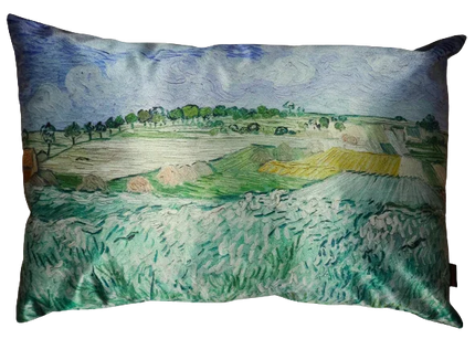 rechthoekig kussen met landschapsschildering van groene velden en blauwe lucht