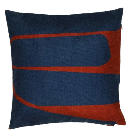 Sierkussen met strak geometrisch patroon in blauwe en rode tinten