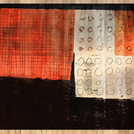 Abstract modern tapijt met roodbruine, zwarte en beige vierkanten en cirkelpatronen op houten vloer