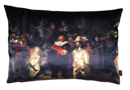 Decoratief kussen bedrukt met Rembrandt's Nachtwacht schilderij, donker historisch tafereel met figuren