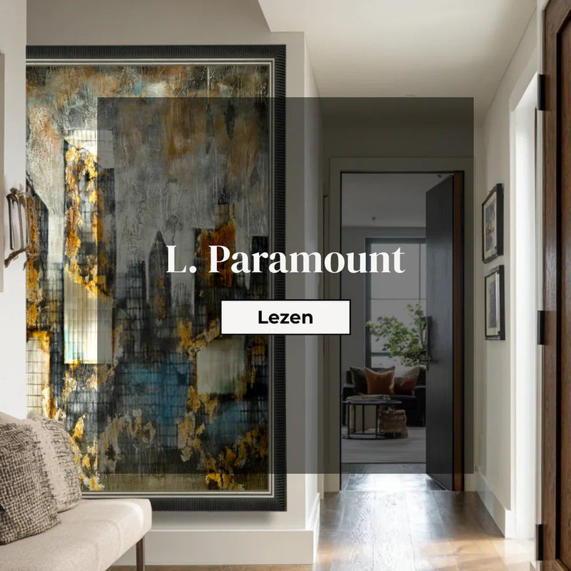 Moderne hal met abstract schilderij, houten vloer, bank en uitzicht op woonkamer met planten