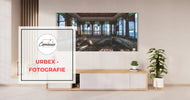 Moderne woonkamer met houten tv-meubel, groene plant en urbex fotografie aan de muur
