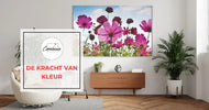 Moderne woonkamer met houten dressoir, groene planten en groot roze bloemen canvas aan de muur