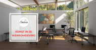 Moderne kantoorruimte met bureaus, computers, designstoelen en kunst aan de muur in lichte werkomgeving