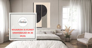 Moderne slaapkamer met abstracte kunst aan de muur, natuurlijk licht, planten en minimalistisch design