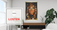 Modern woonkamer met houten dressoir, grote groene planten en gouden ingelijste kunst van vrouw met kleurrijke make-up