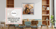 Moderne eetkamer met houten meubels, kunst aan de muur en decoratieve plank met planten en boeken