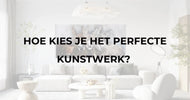 Lichte moderne woonkamer met witte banken en schilderij van ezels, tekst 'Hoe kies je het perfecte kunstwerk?'
