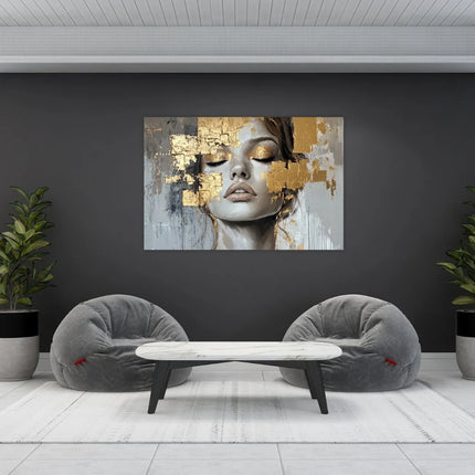 Abstract schilderij van vrouwengezicht met gouden accenten aan muur in moderne woonkamer