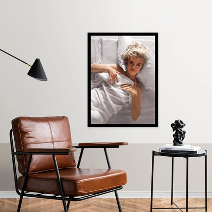 Moderne woonkamer met bruine leren stoel, zwart bijzettafeltje en Marilyn Monroe muurkunst