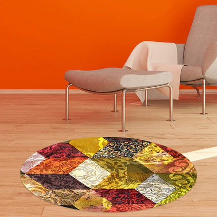Moderne woonkamer met oranje muur, comfortabele stoel met voetenbank en kleurrijk rond vloerkleed