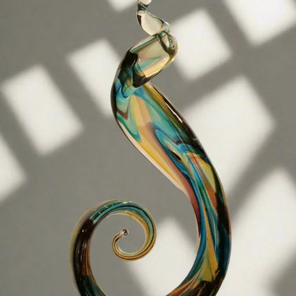 Abstract gekleurde glazen kunst sculptuur met spiraalvorm, staand op een vierkante voet