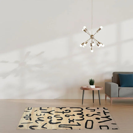 Modern woonkamer met abstract patroon vloerkleed, grijze bank, houten bijzettafel en design hanglamp