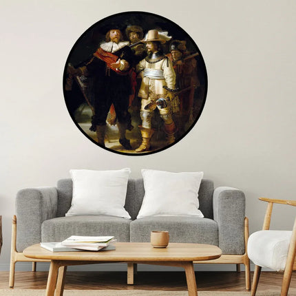 Klassiek rond schilderij van gewapende mannen aan muur boven grijze bank in moderne woonkamer