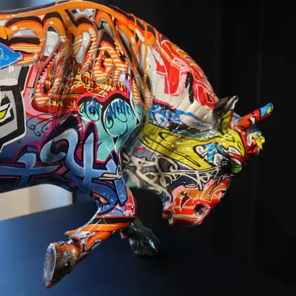 Bronzen beeld van een hert met grote geweien staand op houten plank tegen neutrale achtergrond