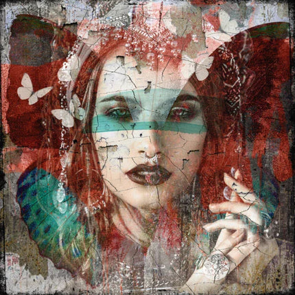 Abstract portret van vrouw met blauwe oogmasker, rood haar, gekruiste handen en vlinders tegen verweerde muurstijl