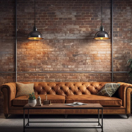 Moderne woonkamer met bruine leren bank, steeneffect muur en industriële hanglampen