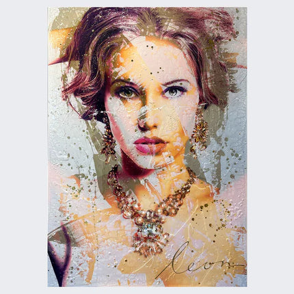 Figuratief kunstwerk van vrouw met sieraden, expressief schilderij met verfspatten en gedetailleerd portret