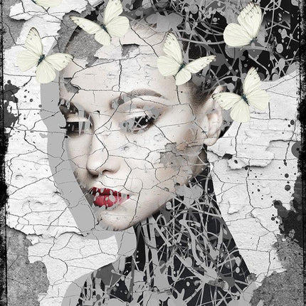 Moderne kunst met een vrouwelijk portret en witte vlinders op een gebarsten, schilderachtige achtergrond