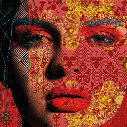 Portret van vrouw met rood en gouden barokke patronen op gezicht tegen rode achtergrond