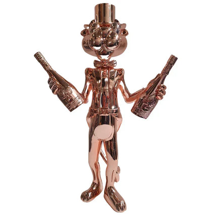 glanzend koperkleurig beeld van cartoonfiguur met hoed en strikje, houdt twee flessen champagne vast