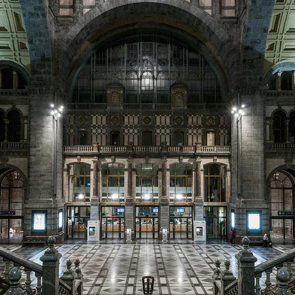Interieur van groot, historisch treinstation met marmeren vloer, bogen en grote ramen