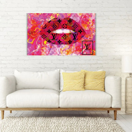 Moderne woonkamer met witte bank en kleurrijk Louis Vuitton lippen schilderij aan bakstenen muur