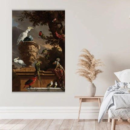 klassiek schilderij met kleurrijke exotische vogels en een apenfiguur op een stenen zuil in woonkamer