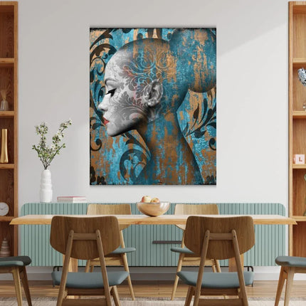 Moderne eetkamer met houten meubels en schilderij van vrouwelijk portret met blauwe en bruine bloemenpatronen