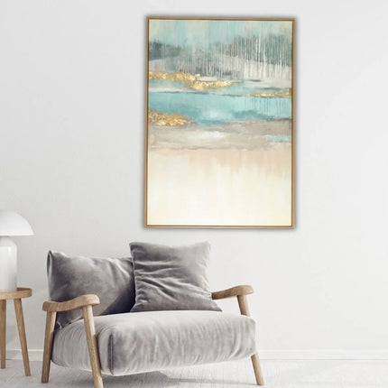 moderne woonkamer met grijze fluwelen fauteuil, houten bijzettafel en abstract schilderij met blauwe en gouden tinten