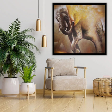 Modern woonkamer met zachte beige stoel, groene planten, gouden hanglampen en olifanten schilderij