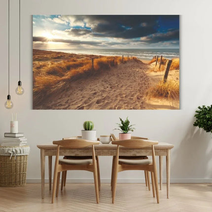 Interieur met houten eettafel, stoelen, groene kamerplanten en strandlandschap aan muur