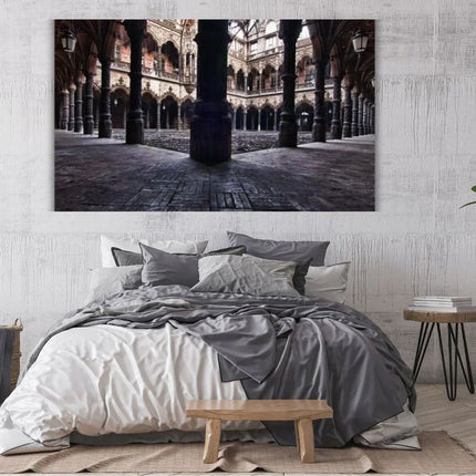 Slaapkamer met grijs-witte beddengoed en wanddecoratie van historische stenen binnenplaats