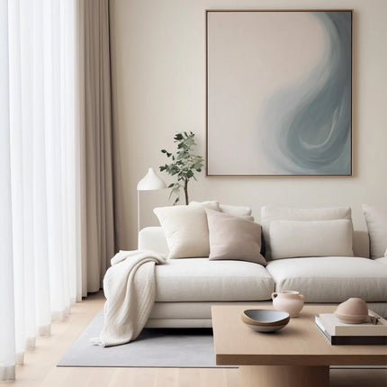 Modern minimalistische woonkamer met beige bank, houten salontafel en abstract schilderij