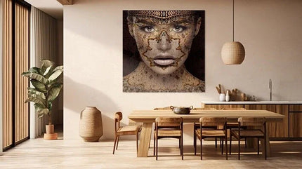 Moderne woonkamer met houten eettafel, stoelen, grote muurkunst van vrouwengezicht en natuurlijke decoratie