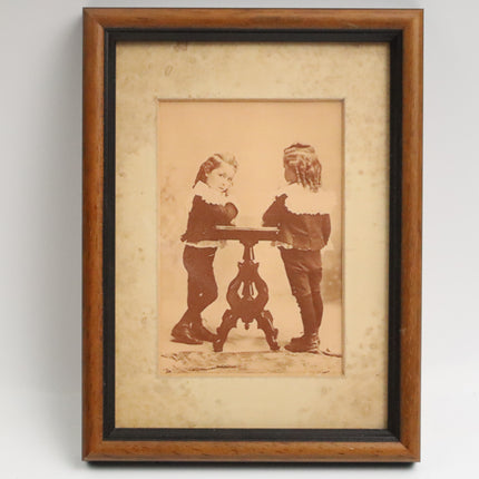 Poster achter glas 'oude foto zusjes'