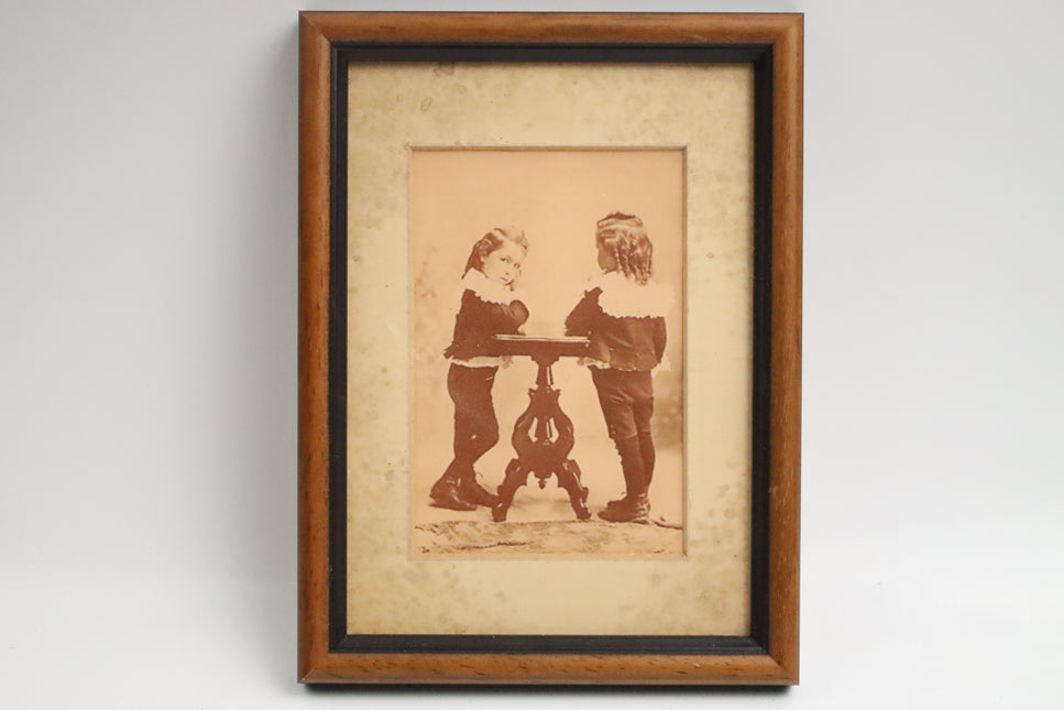 Poster achter glas 'oude foto zusjes'