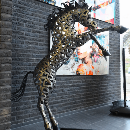 Beeld 'Rearing Iron Horse'