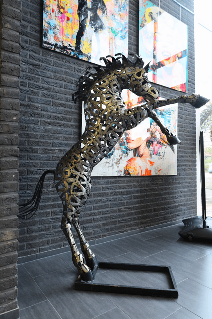 Beeld 'Rearing Iron Horse'