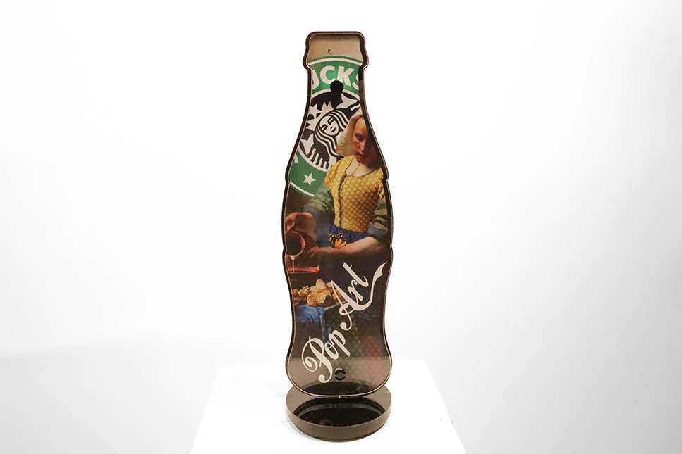 Beeld Coca-Cola fles 'Het melkmeisje van Johannes Vermeer'
