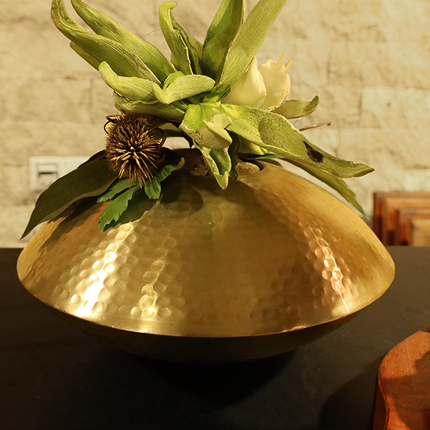 Decoratieve gouden kom met bloemen