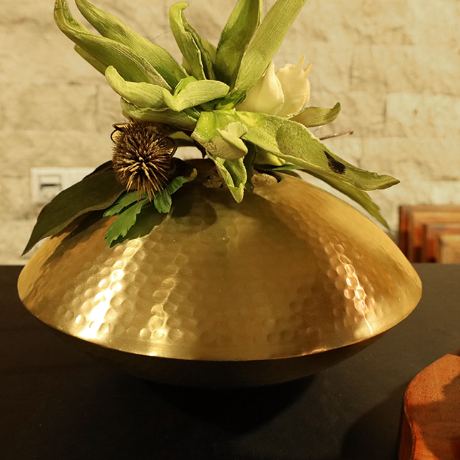 Decoratieve gouden kom met bloemen