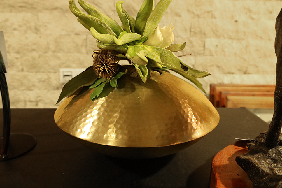 Decoratieve gouden kom met bloemen