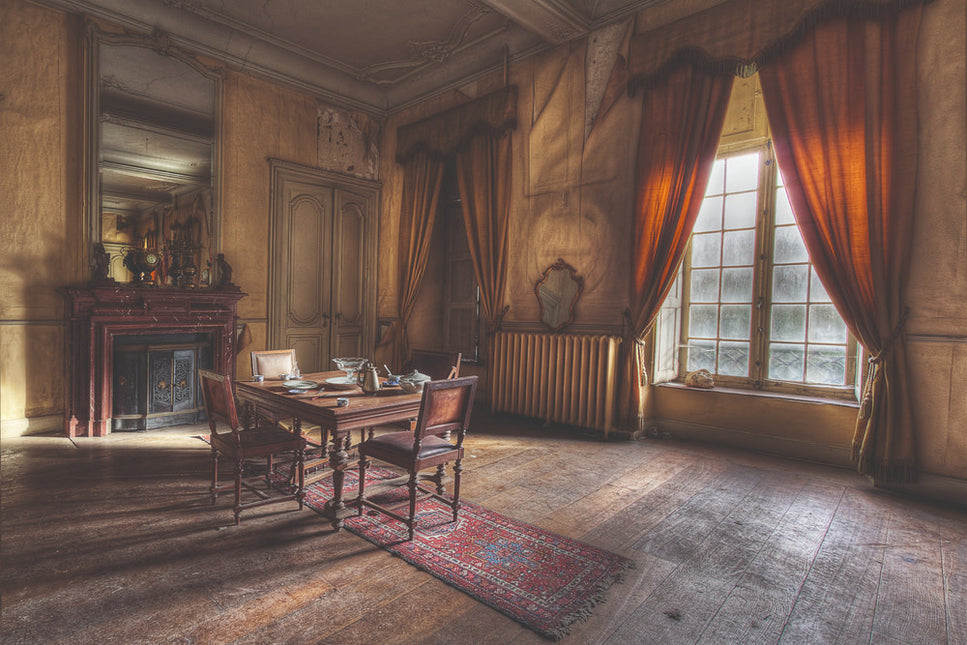 Schilderij 'Oude eetkamer met schouw'