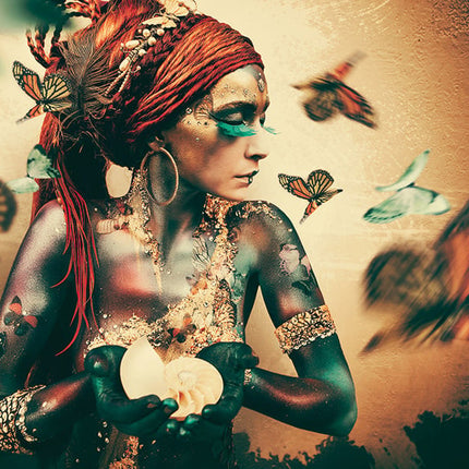 Aluart schilderij 'Woman with butterflies'