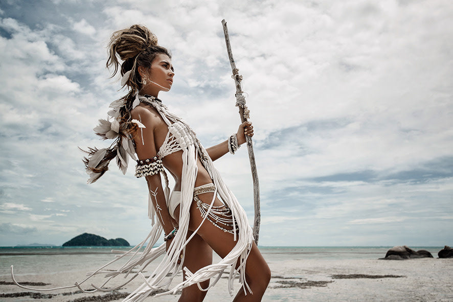 Schilderij 'Wild boohoo women at beach'