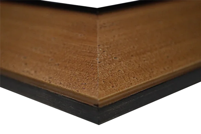 Close-up van een houten hoek met bruine textuur, geschikt voor interieur of vloeren