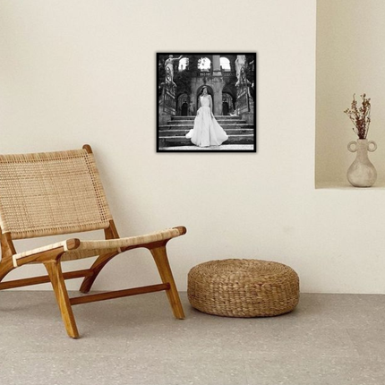 Ingelijste poster 'Woman in white dress'