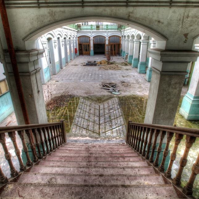 Aluart Schilderij 'Abandoned High School'