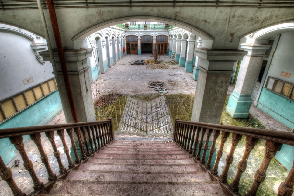 Schilderij 'Abandoned High School'
